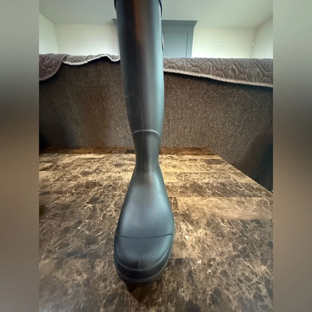 Ugg. Shelby Matte Rain boot. Black. Size 6.